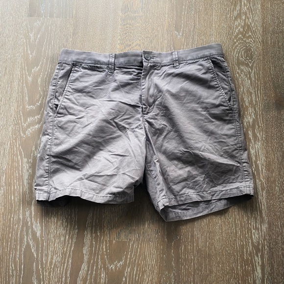 Men’s GAP Classic Khakis Shorts - Size Large - Picture 1 of 4